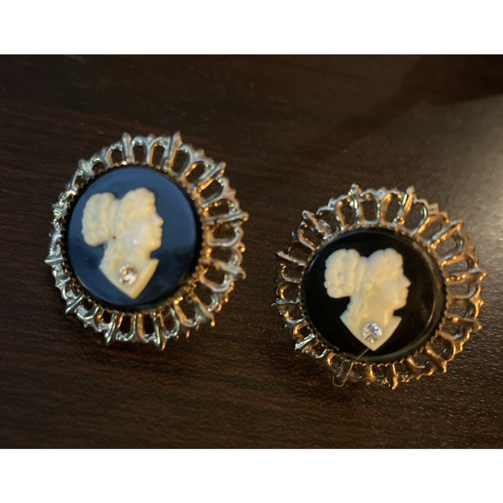 Vintage Black & Off White Victorian Style Costume Cameo Screw Back Earrings - Picture 2 of 3